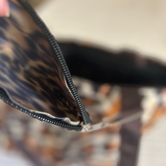 NWOT Large Tote bag Animal Print Womens With Accessory Zipper Bag​​​​​​​​​ - Picture 7 of 15